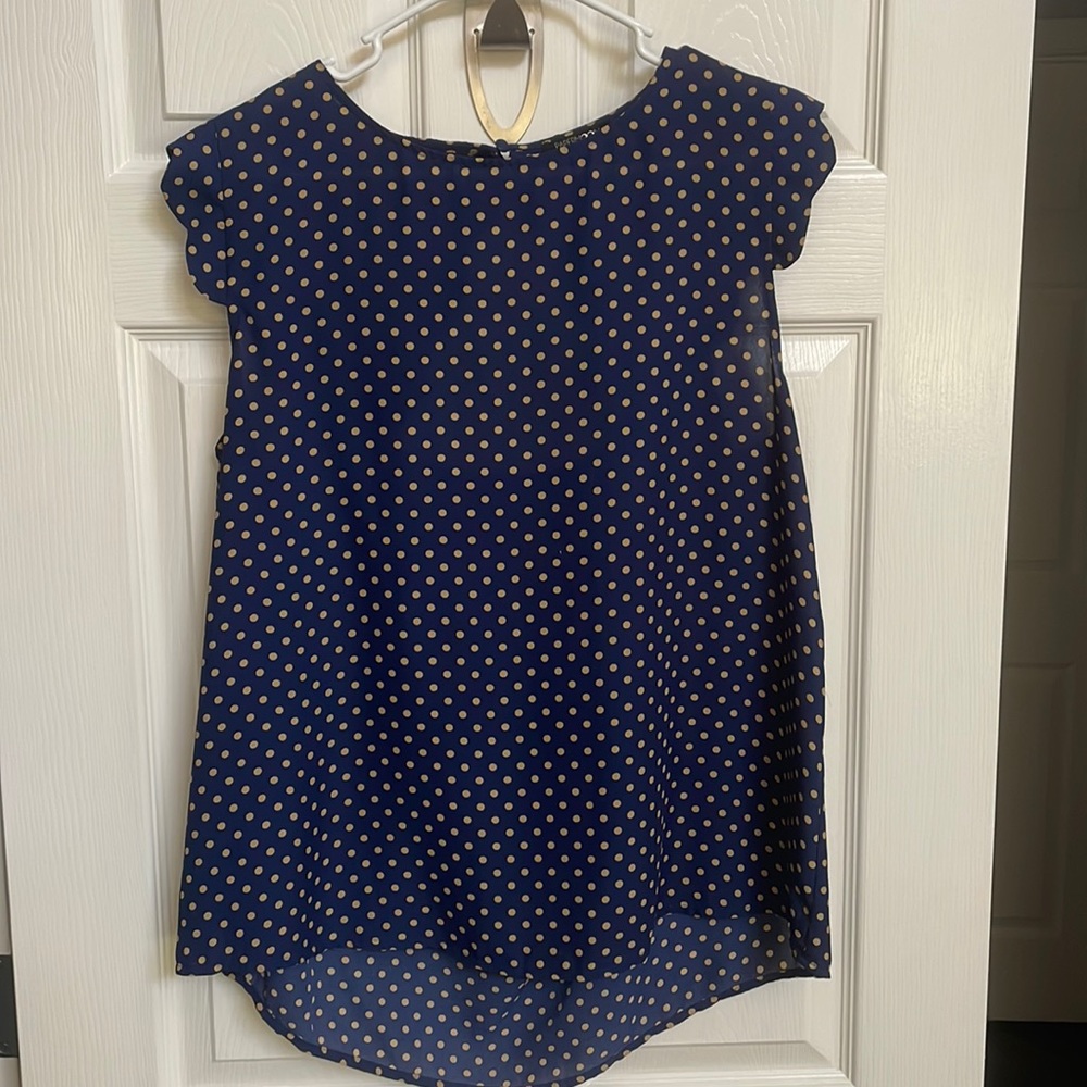 Women’s XL Navy top with key hole back.
